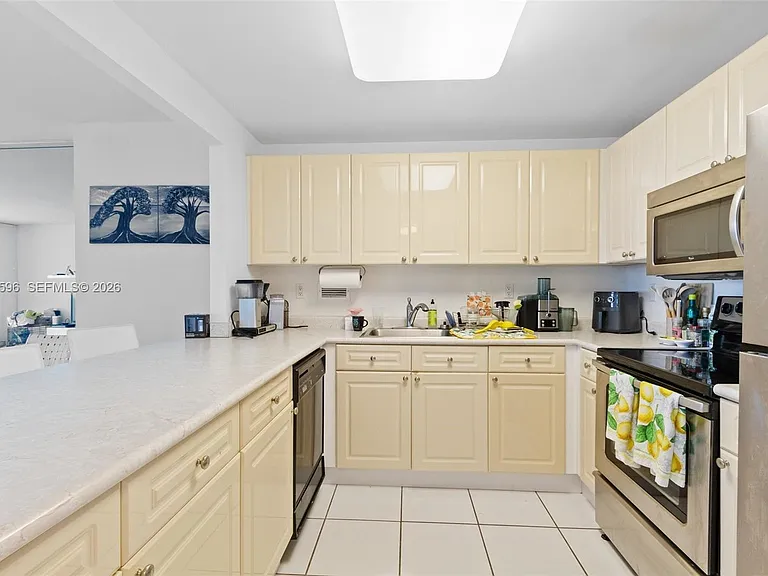 2301 Collins Ave #504 — Photo 8