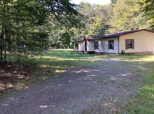 126 Lakewood Dr, Canadensis, PA 18325