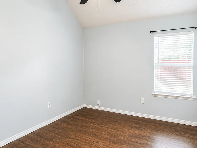 9505 Thorncliff Dr — Photo 4
