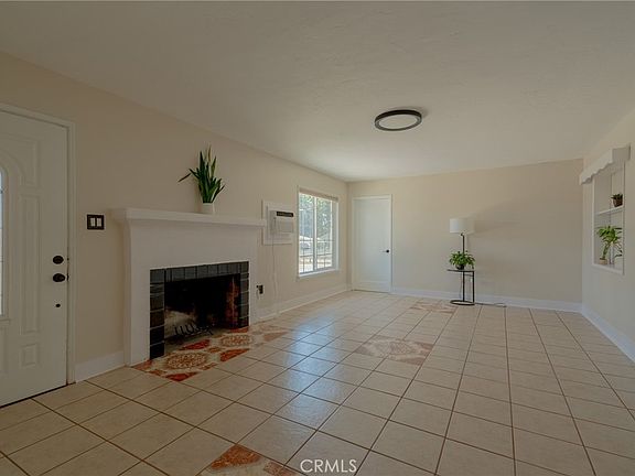 5th image of 487 Jackson St
