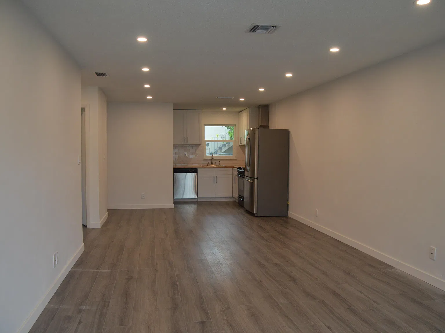 2 bed, 2.0 bath, 1003 sqft, $2,300 — Photo 3