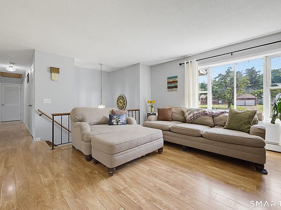 4th image of 25 Hillcrest Heights