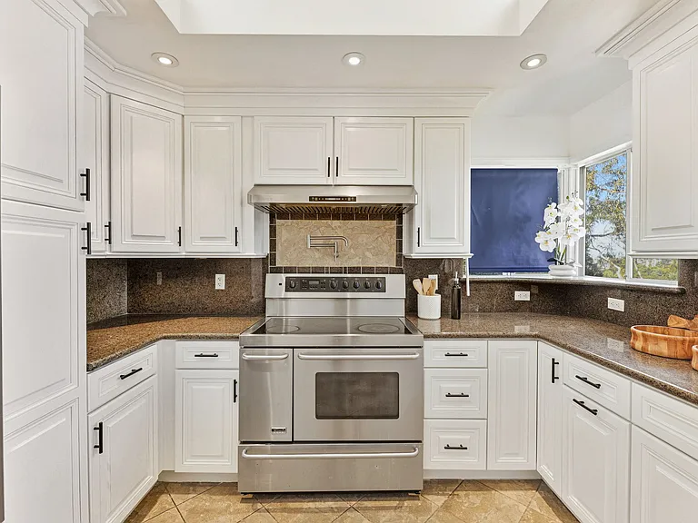 866 Alma Pl — Photo 24