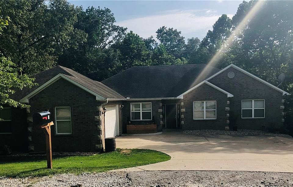 1st image of 10 Salford Ln