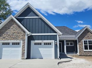 327 Sandy CIRCLE, Pewaukee, WI 53072