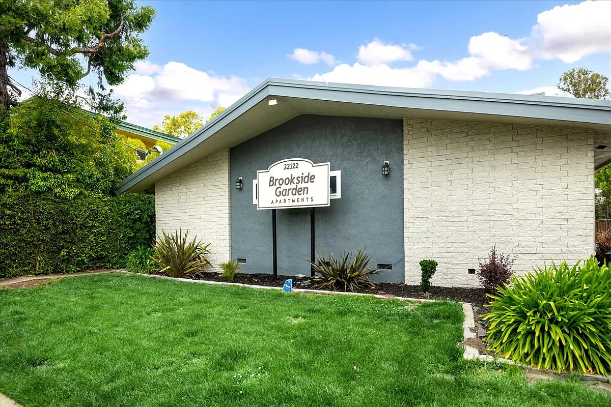 2 bed, 800 sqft, $2,450 — Photo 1