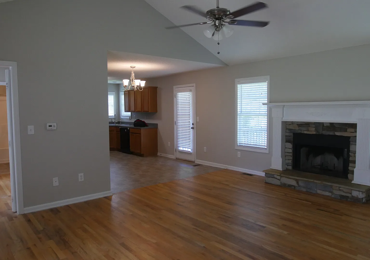Amazing 4 bedroom 2 bath home — Photo 3
