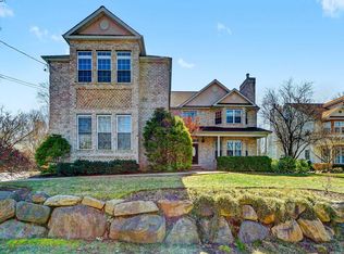 59 Saint Andrews Ln, Glen Cove, NY 11542