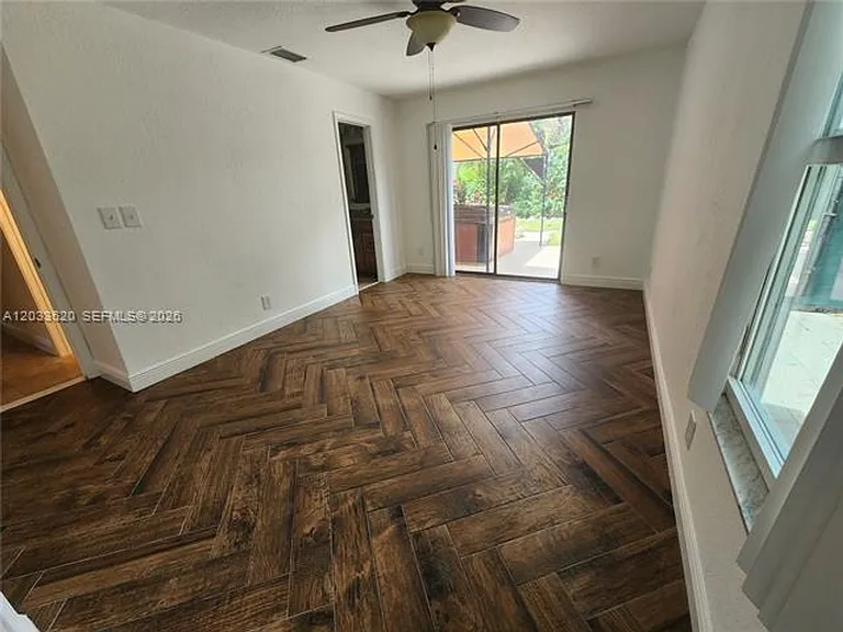 1631 SW 129th Way — Photo 5