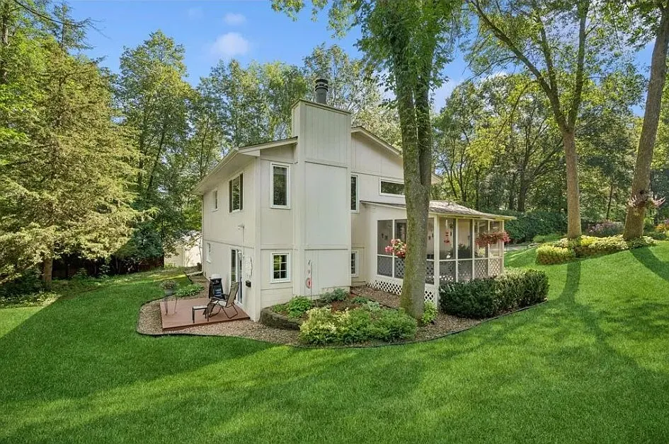 3 bed, 1939 sqft, $3,795 — Photo 4