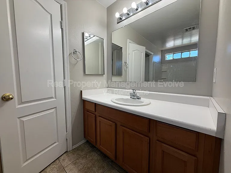 3930 W Irwin Ave — Photo 16