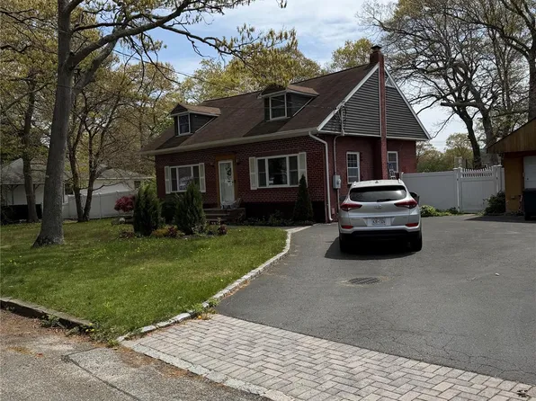 78 Cedar Oaks Avenue, Farmingville, NY 11738