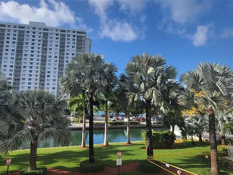 400 S Kings Point Dr #220 — Photo 20