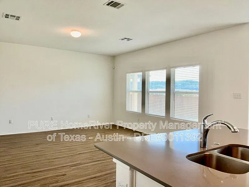 3 bed, 2.5 bath, 1638 sqft, $2,075 — Photo 4