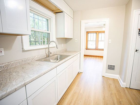 4th image of 2529 Greenbriar Rd