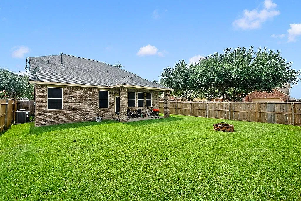 4 bed, 2.5 bath, 2233 sqft, $2,550 — Photo 2