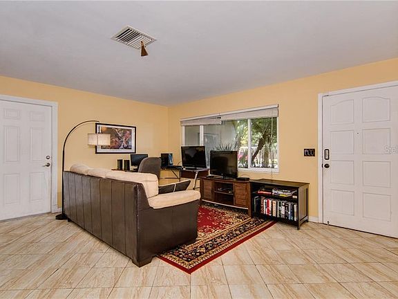 5th image of 1121 Woodbrook Dr S