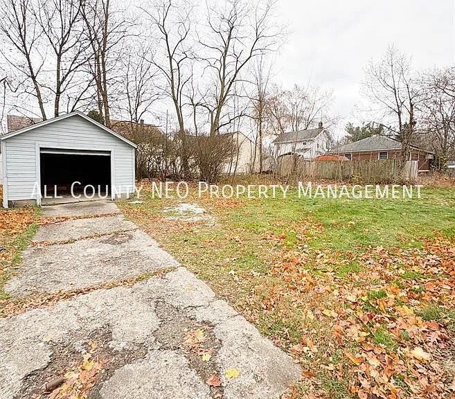 1051 Brown St — Photo 2