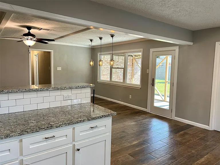 3319 Meadowcreek Dr — Photo 10