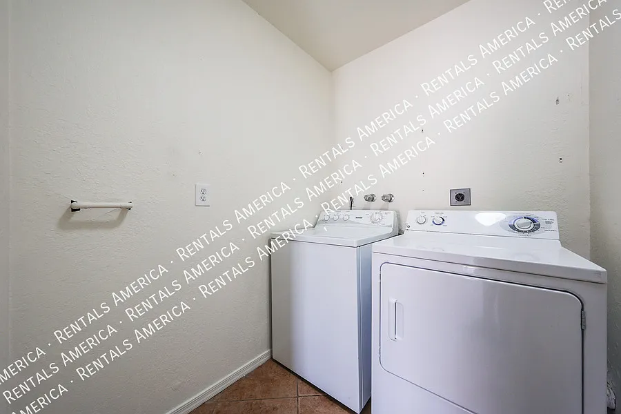 4 Bedroom Home in Mesa — Photo 4