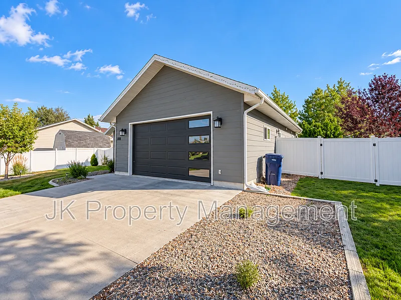 5 bed, 3.0 bath, 3056 sqft, $3,345 — Photo 2