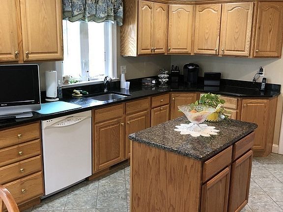 4th image of 501 Blue Heron Dr