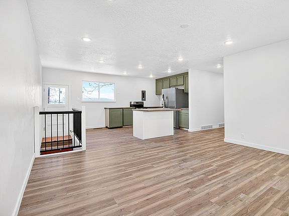 4th image of 596 S 1500 E