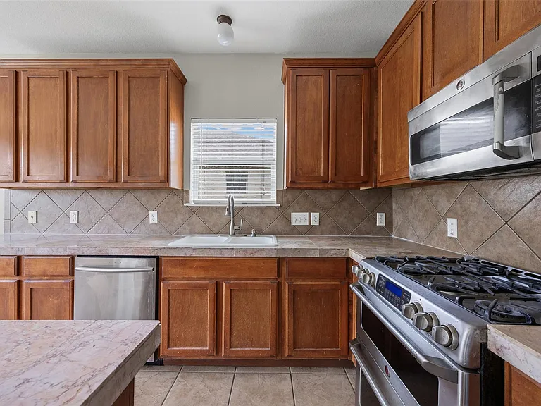 20521 Farm Pond Ln — Photo 8