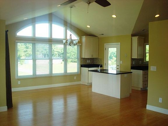 Large Windows with Lots of Sunlight