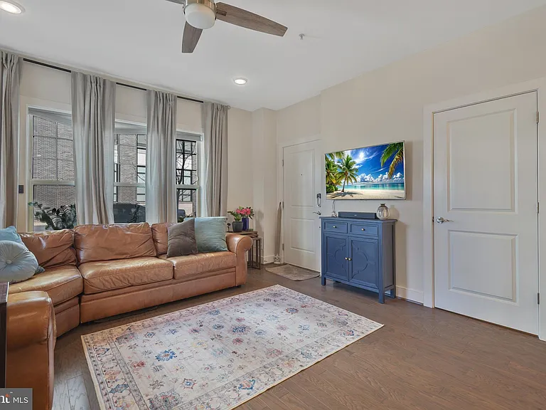 813 Rockwell Ave — Photo 3