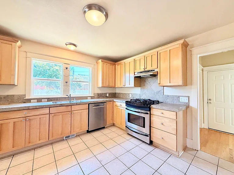 5319 NE 16th Ave — Photo 11