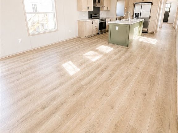 3rd image of 146 Roundtop Cir