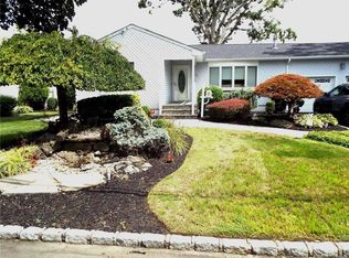 35 County Pl, Deer Park, NY