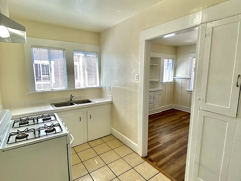 1032 W 1st St #B — Photo 5