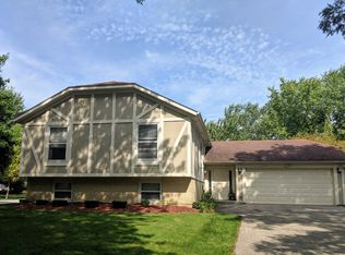 126 S Deerpath Dr, Vernon Hills, IL