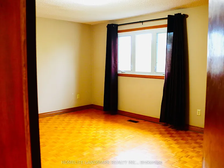 121 Harmonia Cres — Photo 37