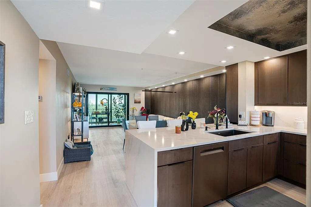 2 bed, 2.0 bath, 1331 sqft, $5,500 — Photo 2