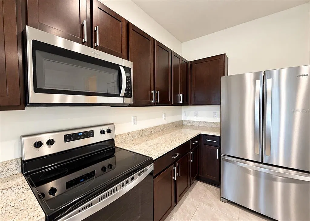 3 bed, 2.5 bath, 1673 sqft, $2,100 — Photo 4