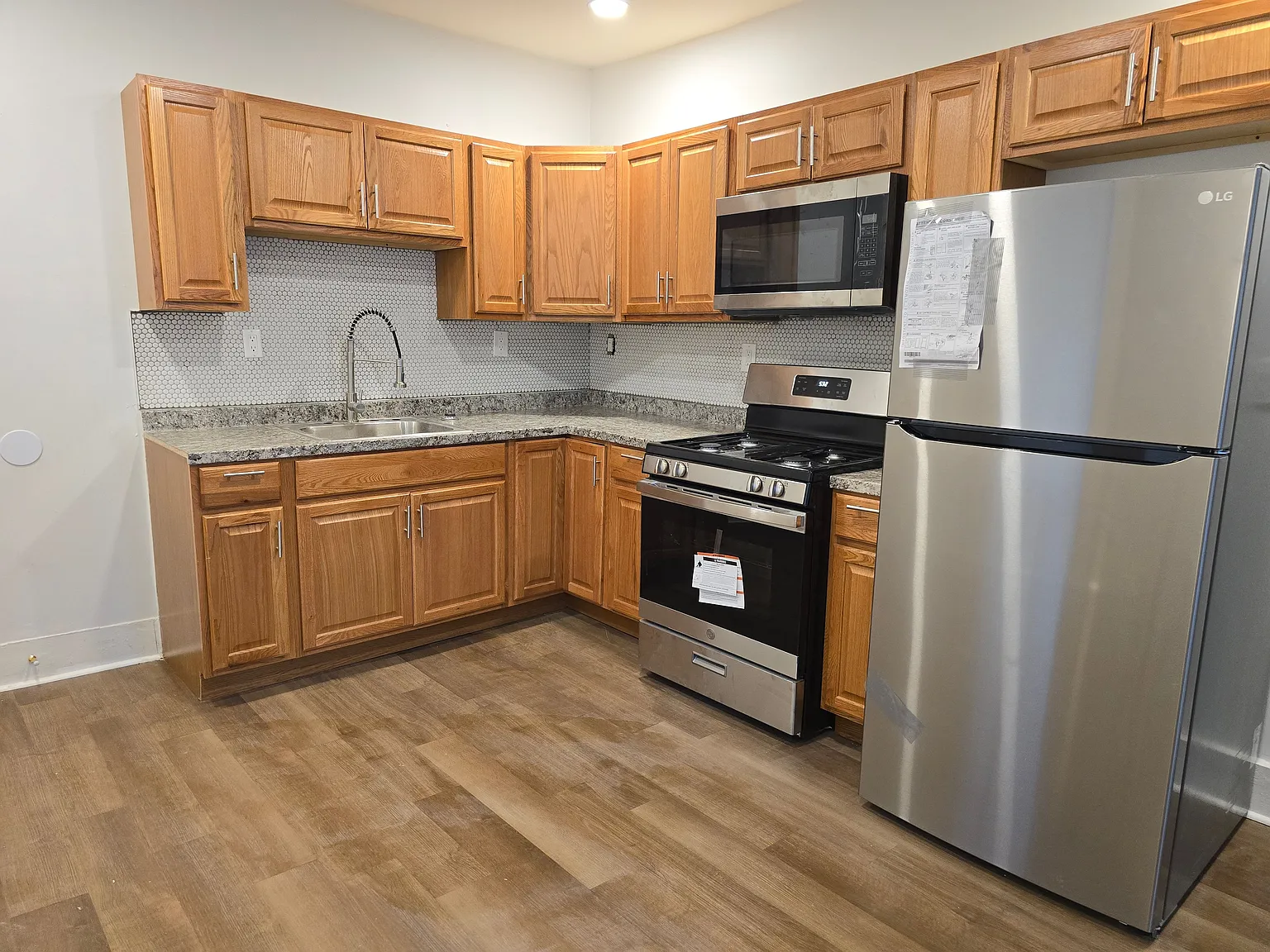 1 bed, 1.0 bath, 650 sqft, $1,300 — Photo 2
