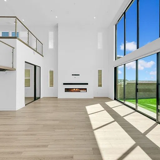 5 bed, 5.5 bath, 5000 sqft, $11,800 — Photo 2