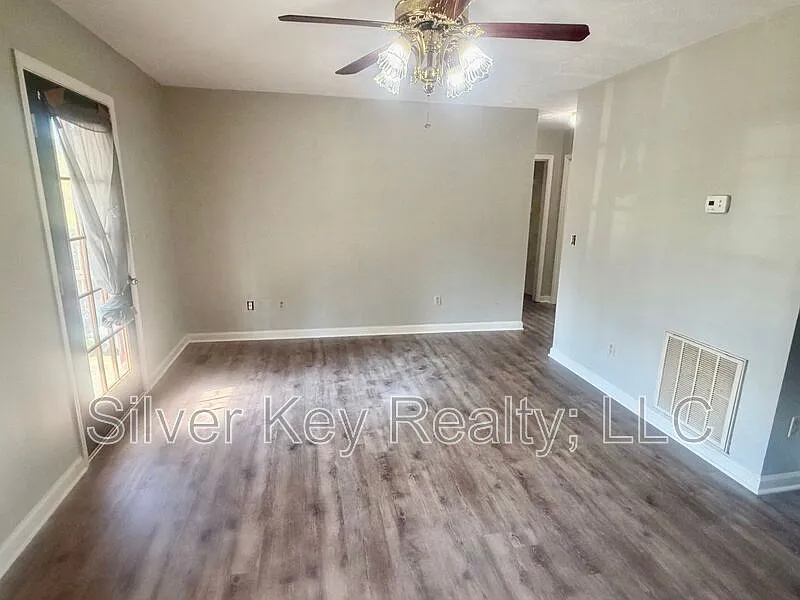 2 bed, 1.0 bath, 896 sqft, $995 — Photo 3