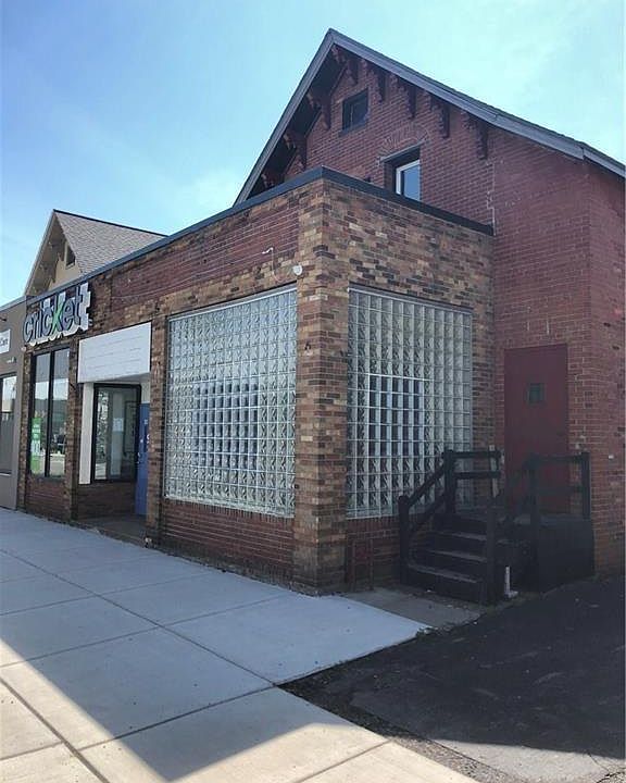 2nd image of 490 Niagara St