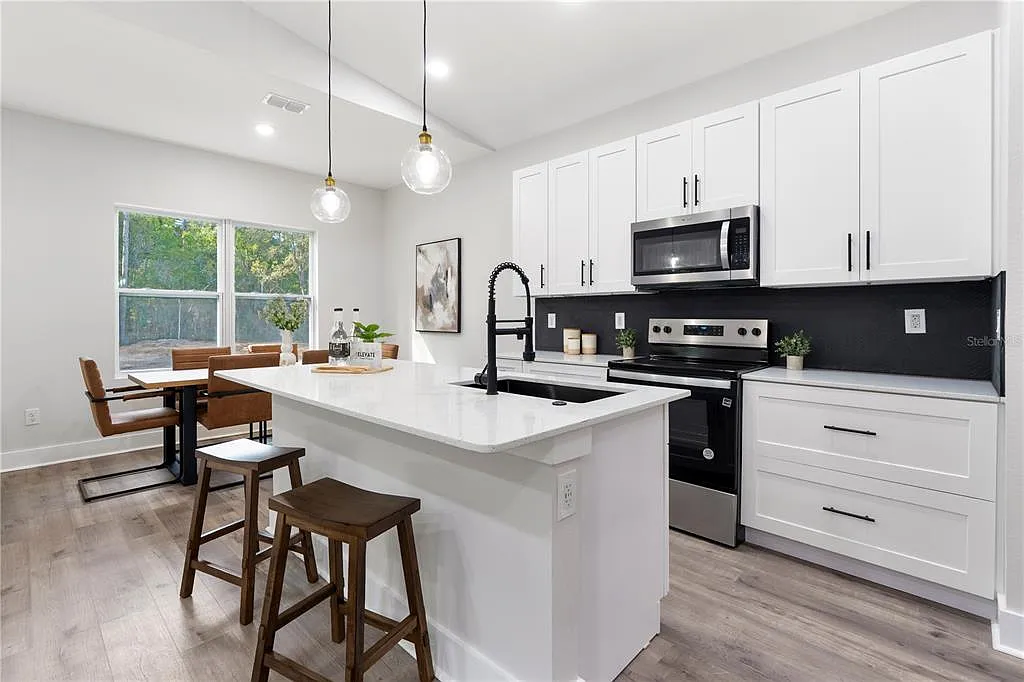 3 bed, 2.0 bath, 1648 sqft, $2,000 — Photo 4