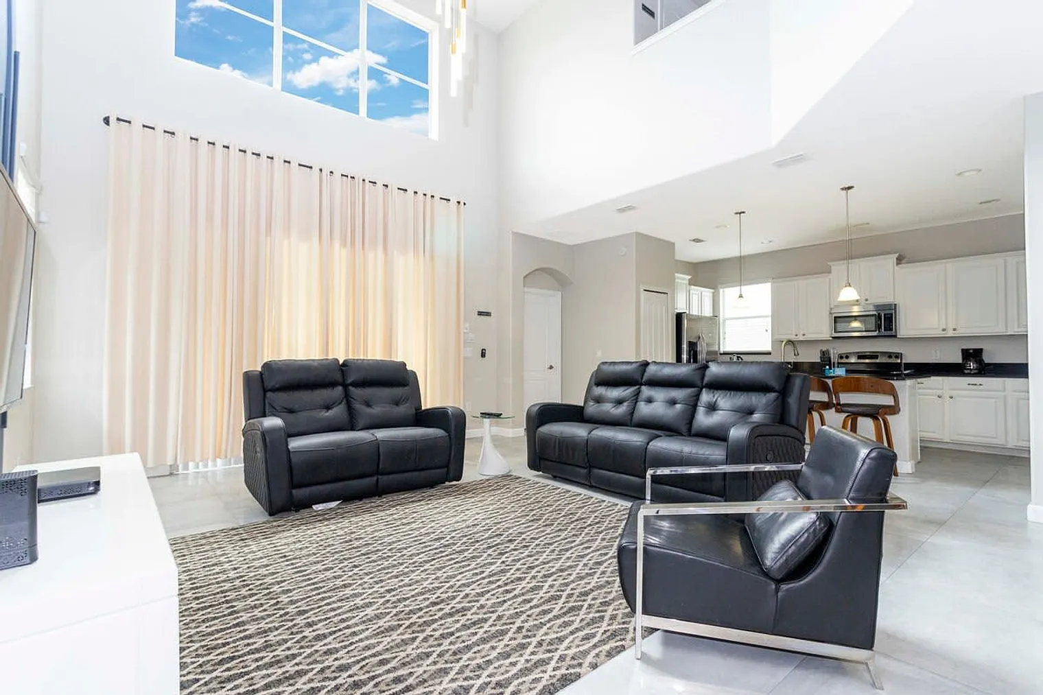 5 bed, 5.0 bath, $5,075 — Photo 3
