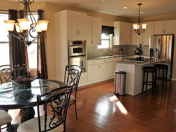 5th image of 2592 Pleasant Crest Ct