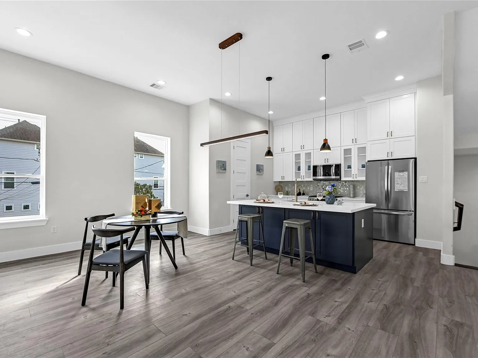 3 bed, 3.5 bath, 2418 sqft, $3,000 — Photo 2