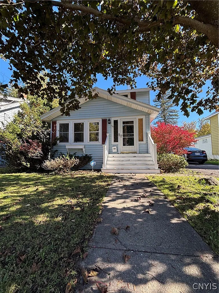 3 bed, 1.0 bath, 1056 sqft, $2,400 — Photo 1
