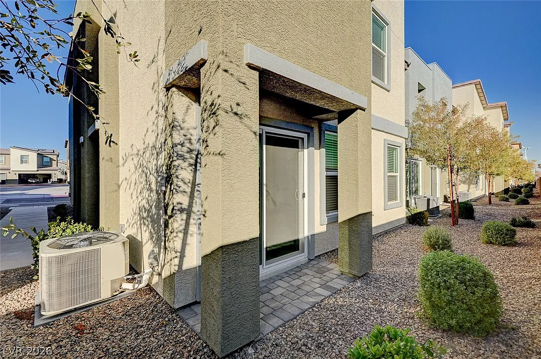 3 bed, 2.0 bath, 1426 sqft, $2,040 — Photo 2