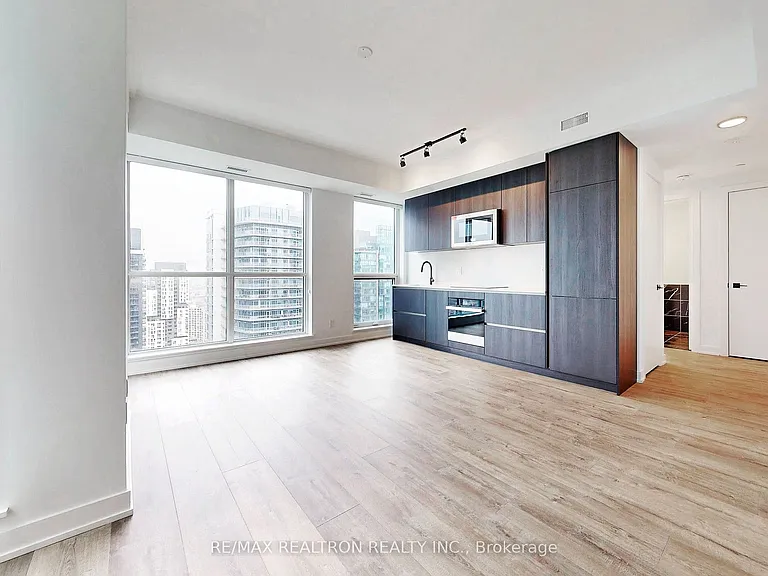 327 King St W #4105 — Photo 19