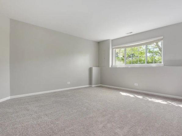 404 Cary Woods Cir, Cary, IL 60013